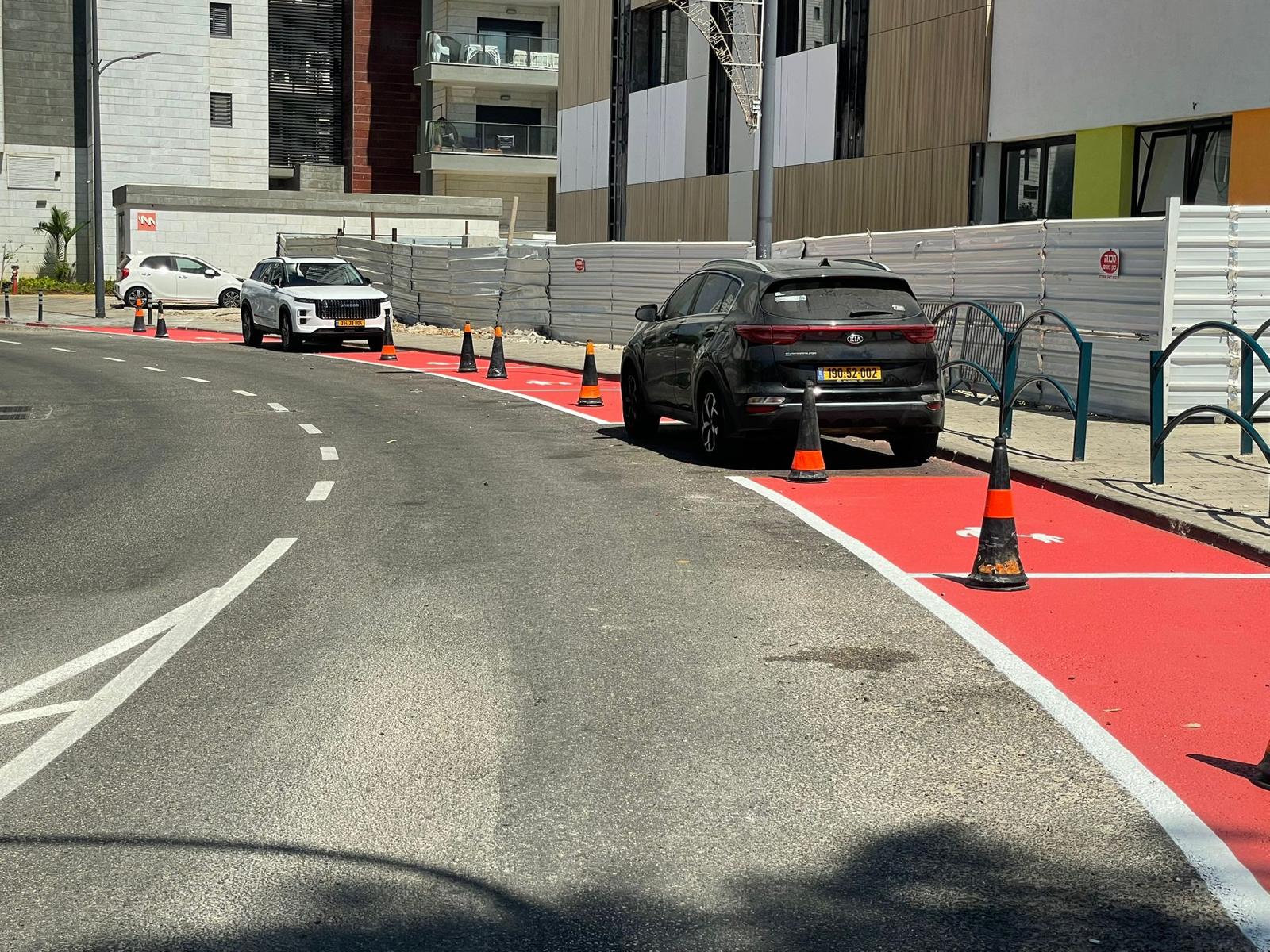 תיחום נתיב אדום וחסימת חניה