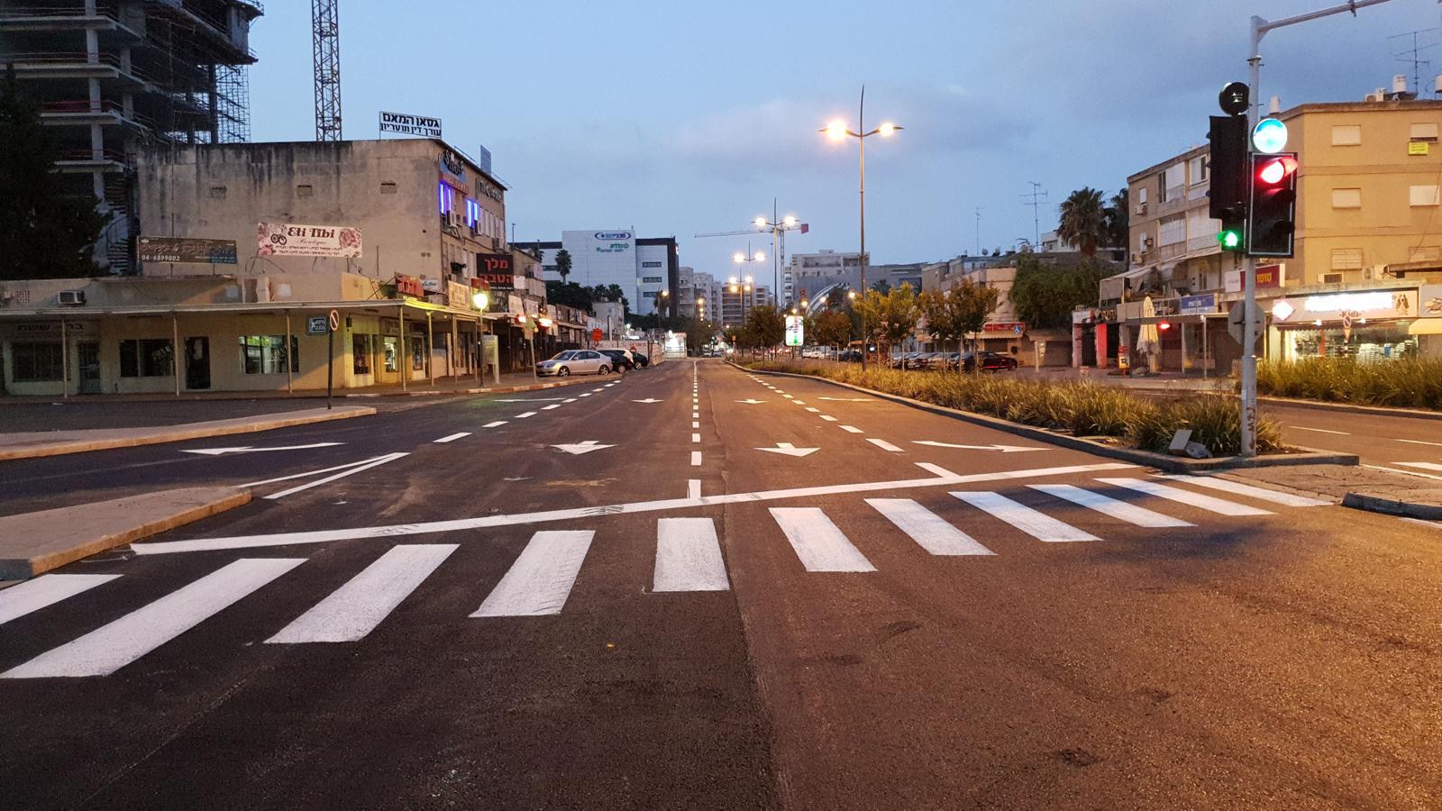 צביעת רחוב מרכזי וחיצי כיוון